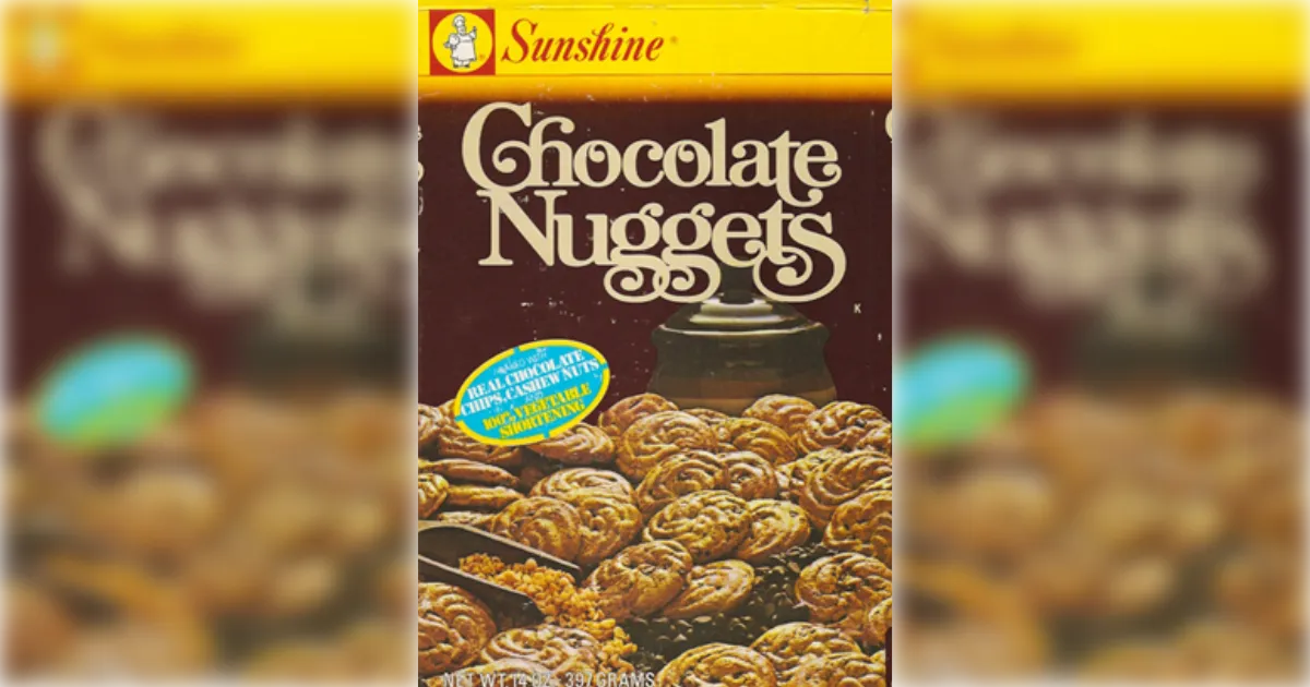 The Sunshine Chocolate Nuggets box promised “real chocolate chips & cashew nuts” — Keebler/Sunshine Vintage Sunshine Chocolate Nuggets box advertising real chocolate chips and cashew nuts