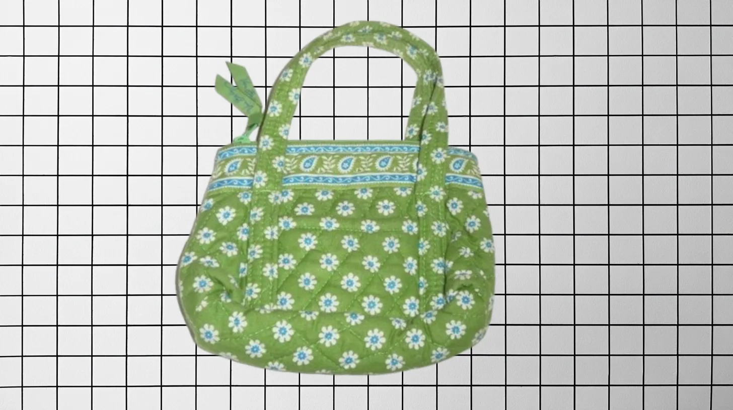 Apple Green pattern — Vera Bradley Retired Vera Bradley Apple Green quilted handbag with white and blue daisies